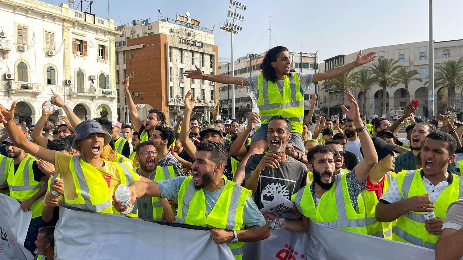 ملامح انتفاضة على الحكومتين 
