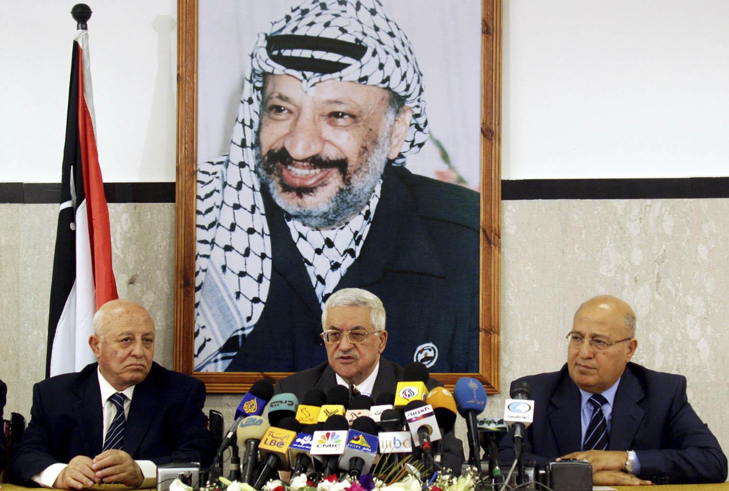 الرئيس الفلسطيني محمود عباس يتوسط المفاوضين احمد قريع ونبيل شعث (2005)