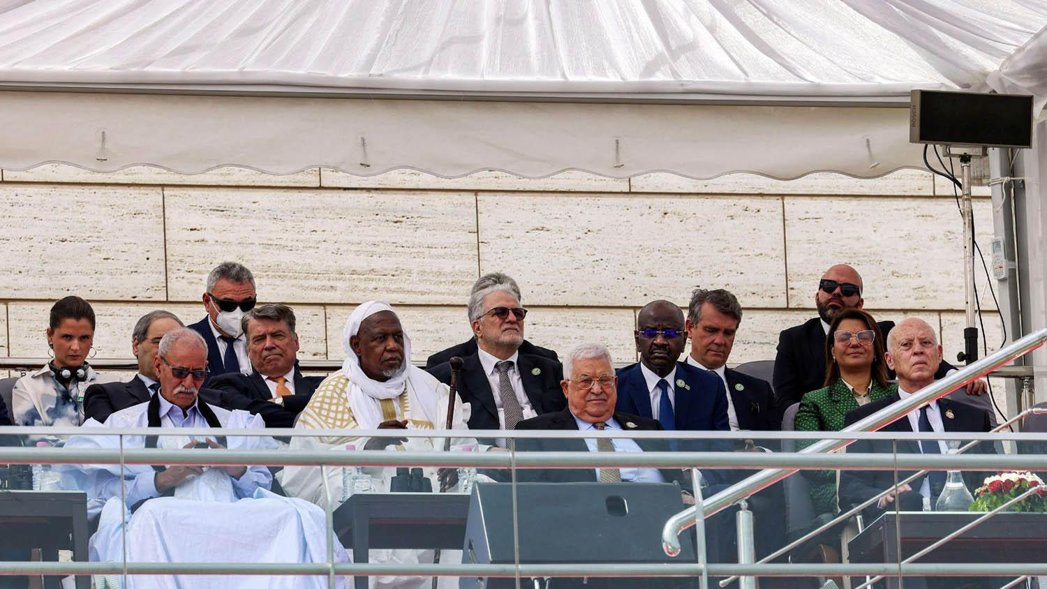 الرئيس الفلسطيني محمود عباس بجانب رئيس بوليساريو إبراهيم غالي خلال استعراض عسكري جزائري