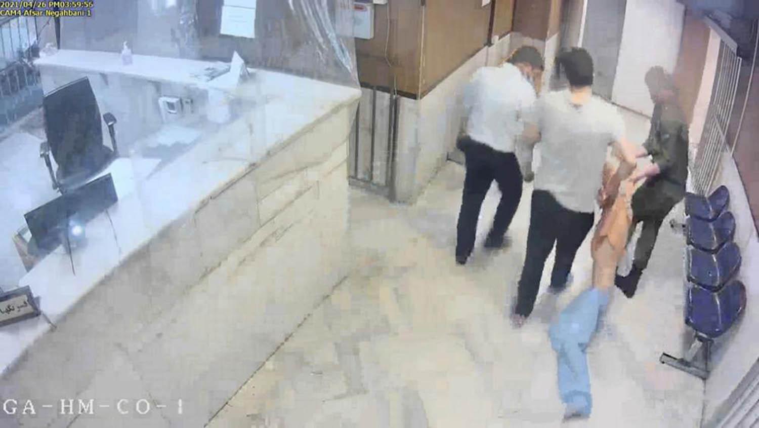 رجال أمن ايرانيون يجرون متهما داخل سجن ايفين باعتراف السلطات