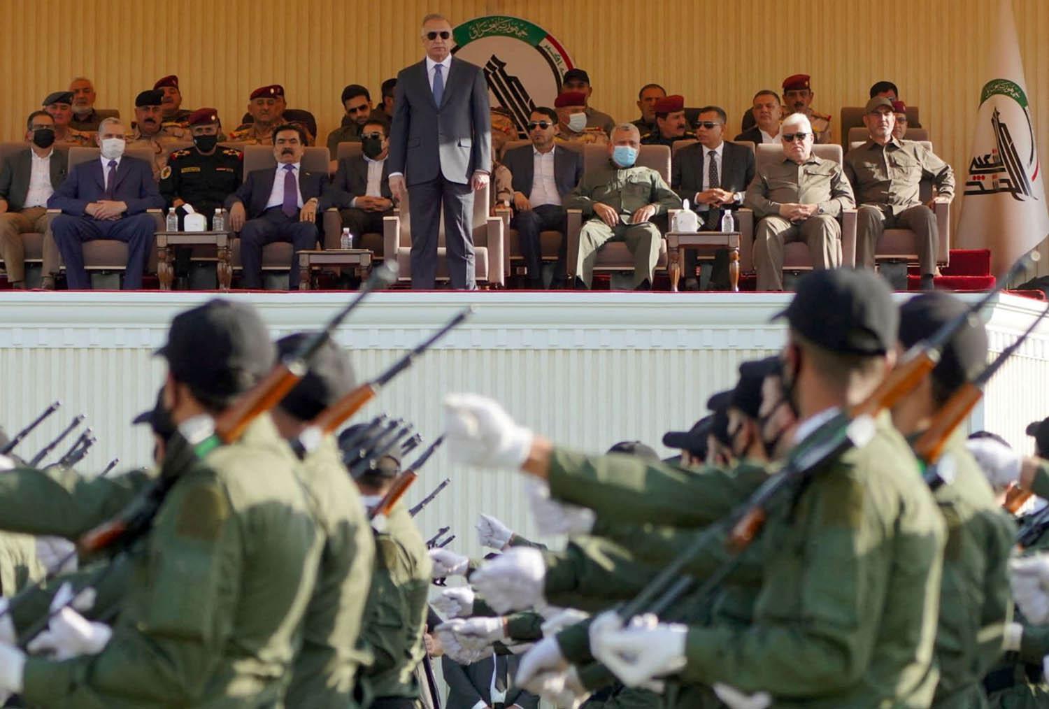 رئيس الوزراء العراقي مصطفى الكاظمي يستعرض قوات الحشد الشعبي
