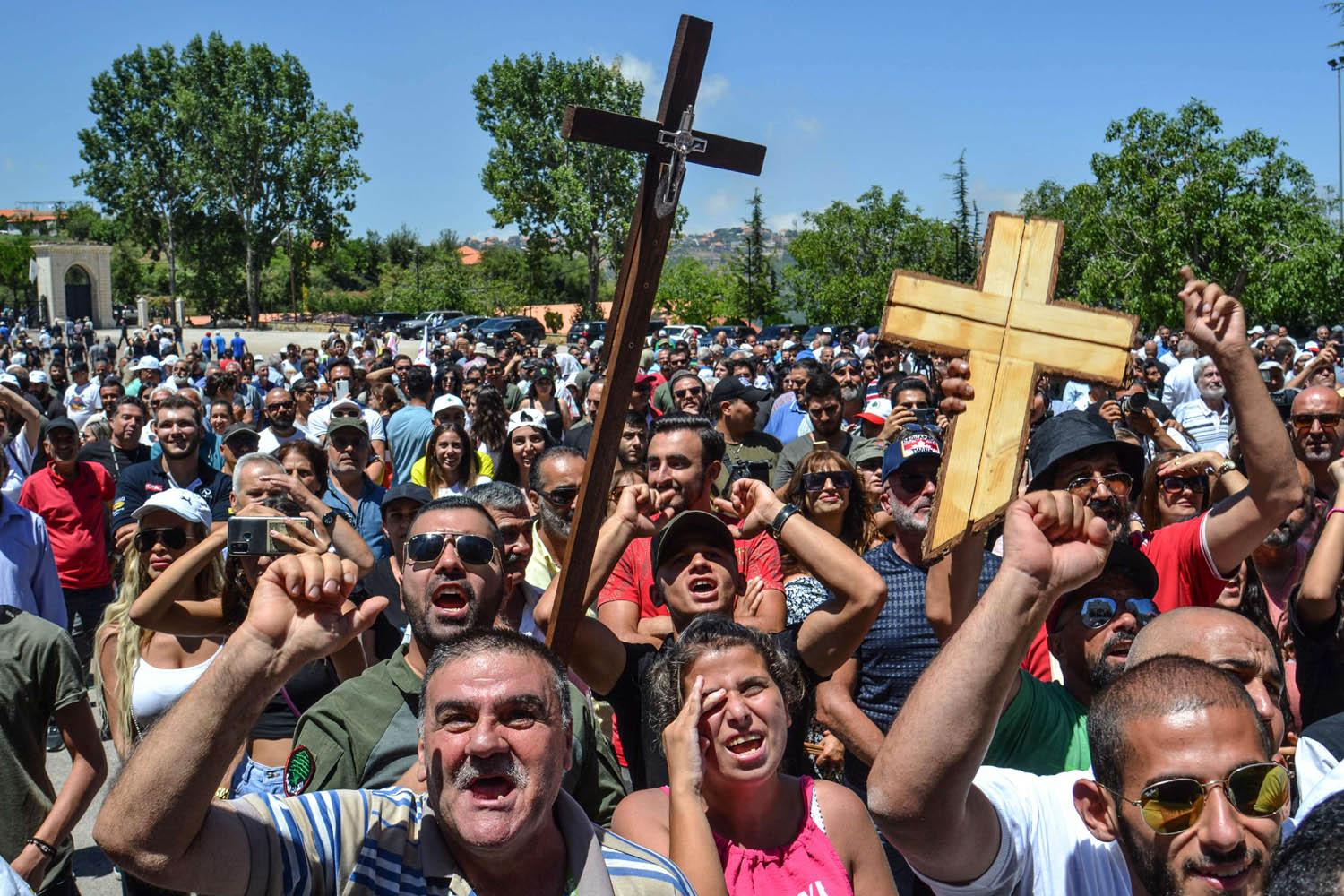 مسيحيون مارونيون لبنانيون يحتجون على استجواب موسى الحاج
