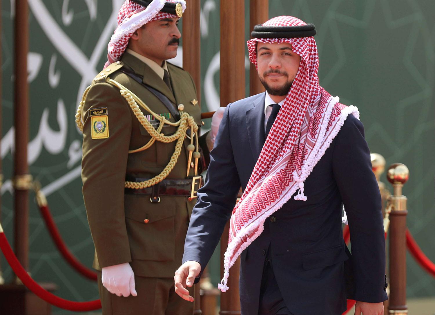 ولي العهد شارك في فعاليات والتقى قيادات أمنية بصفته نائبا للملك 