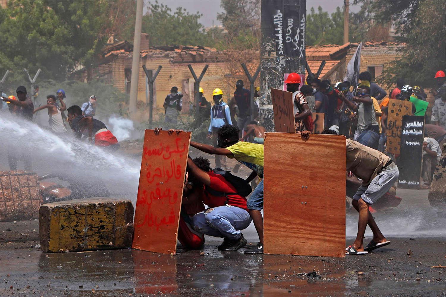 Resisting water cannon