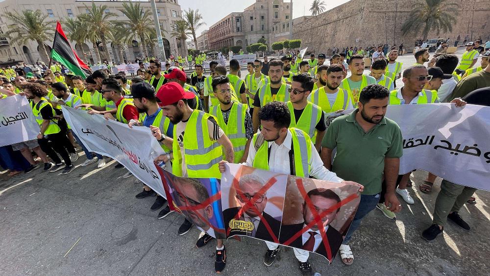 المحتجونفي طرابلس يطالبون بانهاء الانقسامات وحل أزمة الكهرباء واخراج المرتزقة والقوات الأجنبية