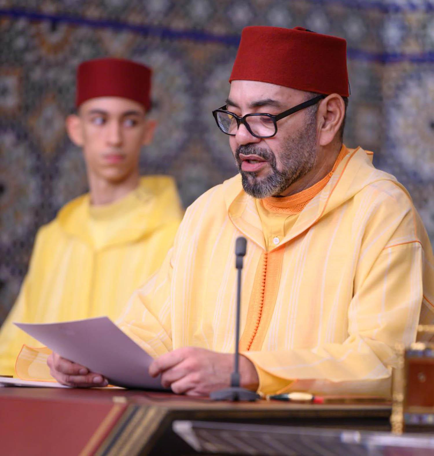 العاهل المغربي الملك محمد السادس يلقي كلمة عيد العرش بحضور ولي العهد مولاي الحسن