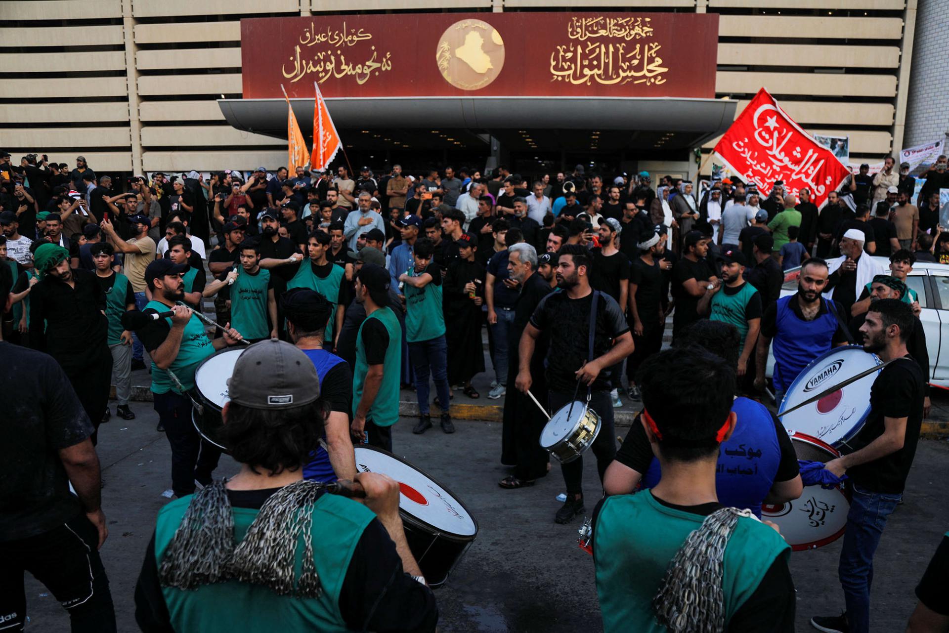 مبنى البرلمان تحت سيطرة الصدر منذ اسبوعين