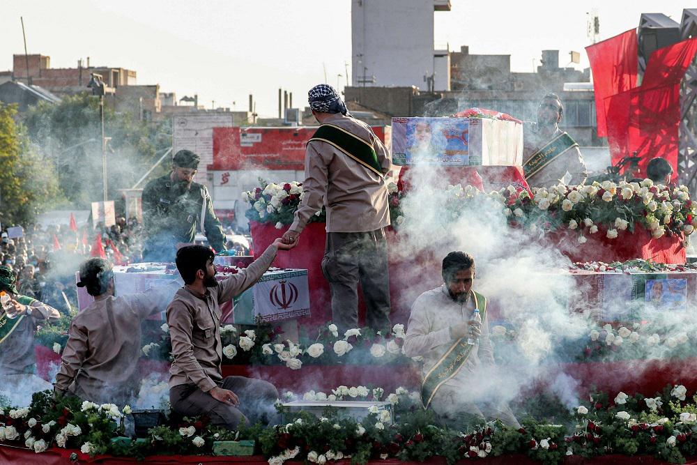 في الرابع من أغسطس ودع الحرس الثوري خمسة من أفراده عثر على جثثهم في سوريا