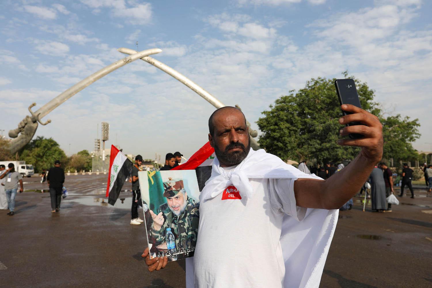 ناشط من التيار الصدري في سيلفي وسط ساحة الاحتفالات الكبرى في بغداد