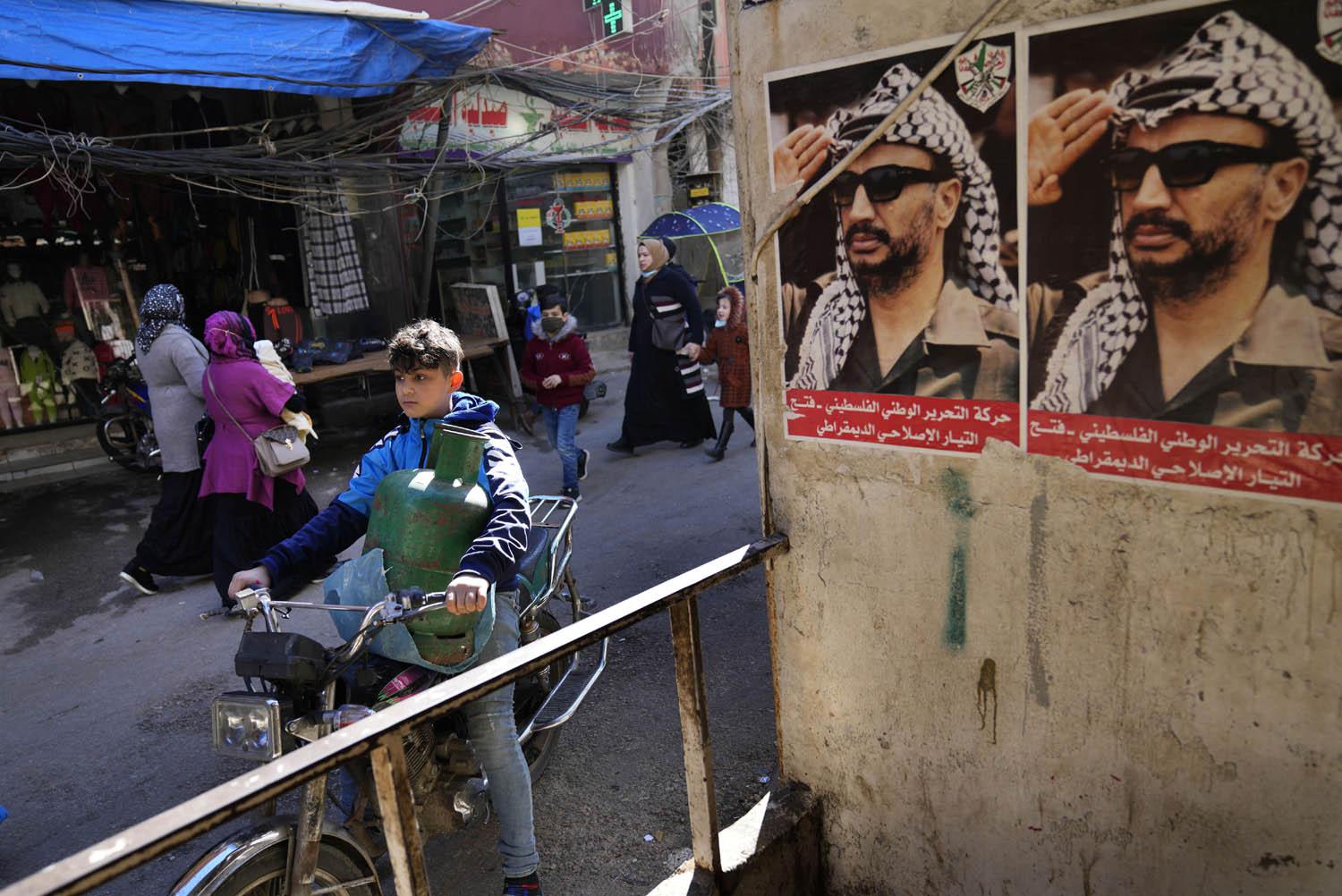 صور للزعيم الفلسطيني الراحل ياسر عرفات في مخيم برج البراجنة في بيروت