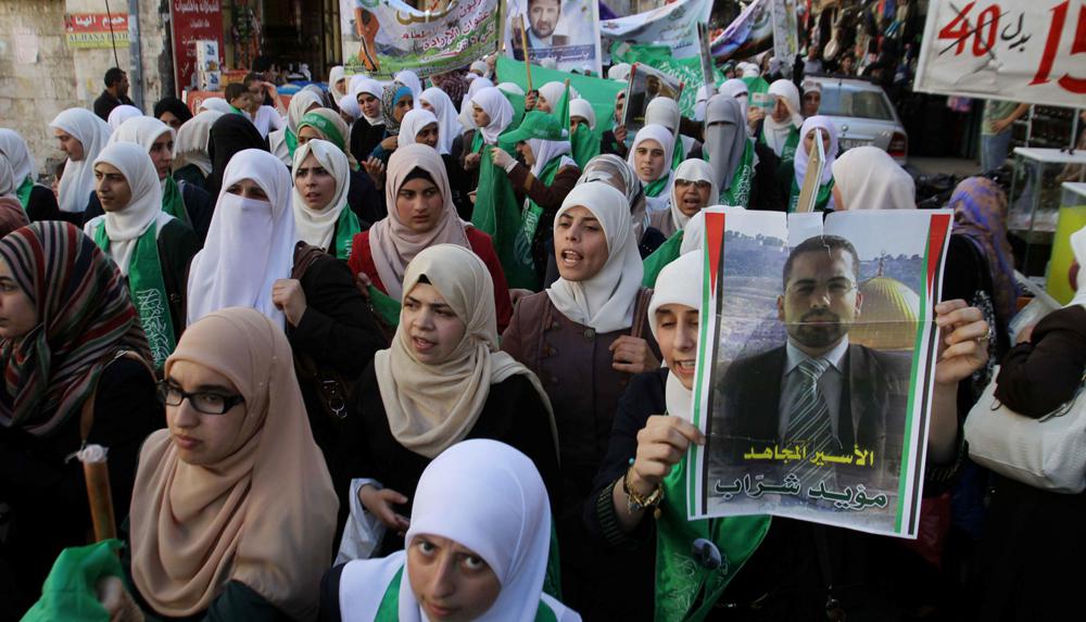 مسيرة تضامنية في نابلس مع الاسرى المضربين عن الطعام في السجون الإسرائيلية