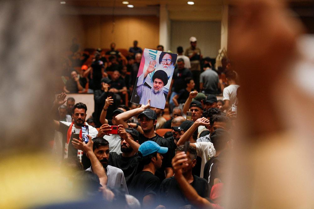 مقتدى الصدر يجيد لعبة تحريك الشارع في الضغط على خصومه