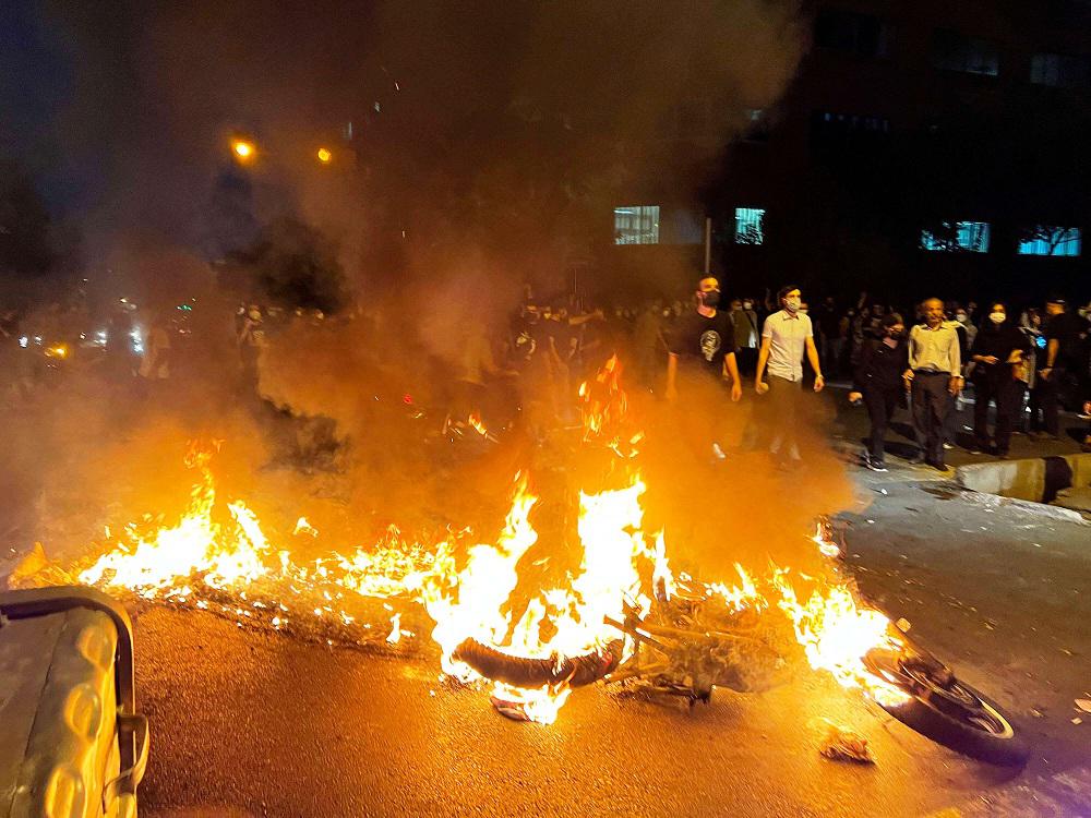 وفاة مهسا أميني بعد تعرضها للضرب تشعل الغضب في إيران