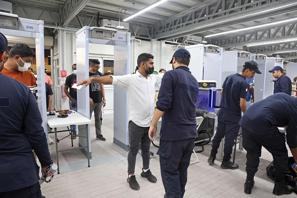قطر تدرب المجندين على البحث عن المواد المهربة إلى الملاعب