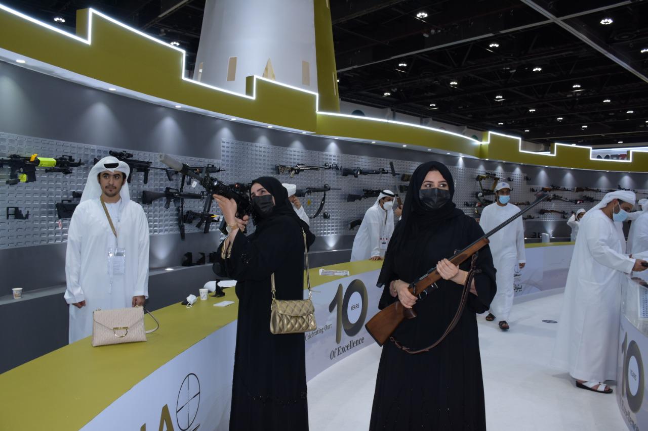 المرأة تُعزّز حضورها الفاعل في مختلف قطاعات معرض أبوظبي للصيد