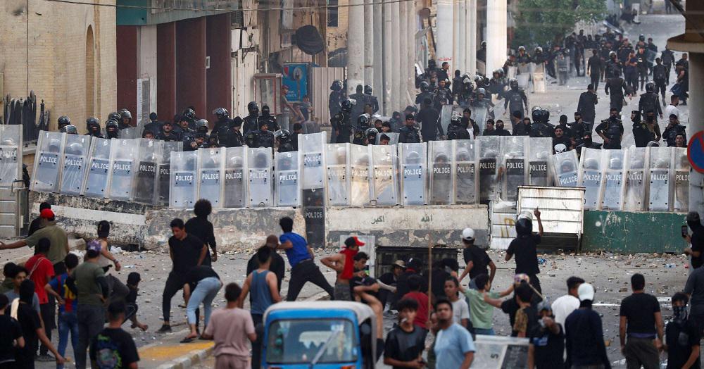 أنصار الصدر يتظاهرون أمام المنطقة الخضراء تنديدا بانعقاد البرلمان العراقي