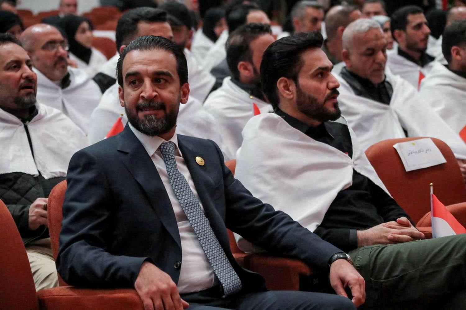 رئيس البرلمان العراقي محمد الحلبوسي وسط النواب الصدريين