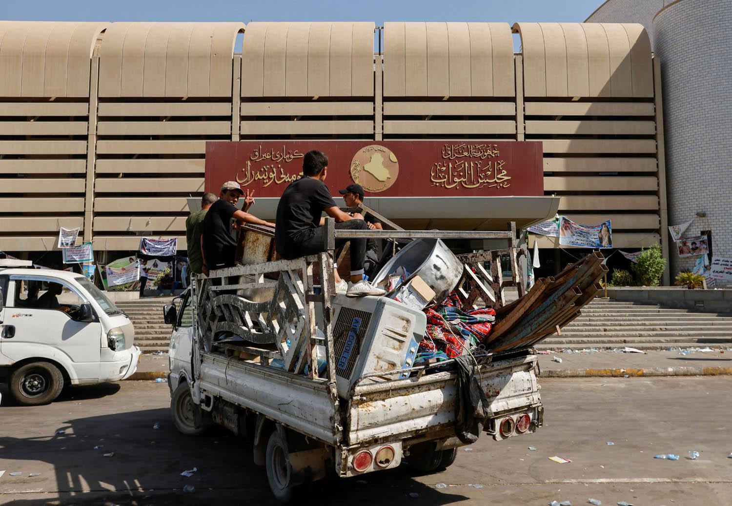 انصار الصدر يرفعون مخيم اعتصامهم أمام البرلمان العراقي