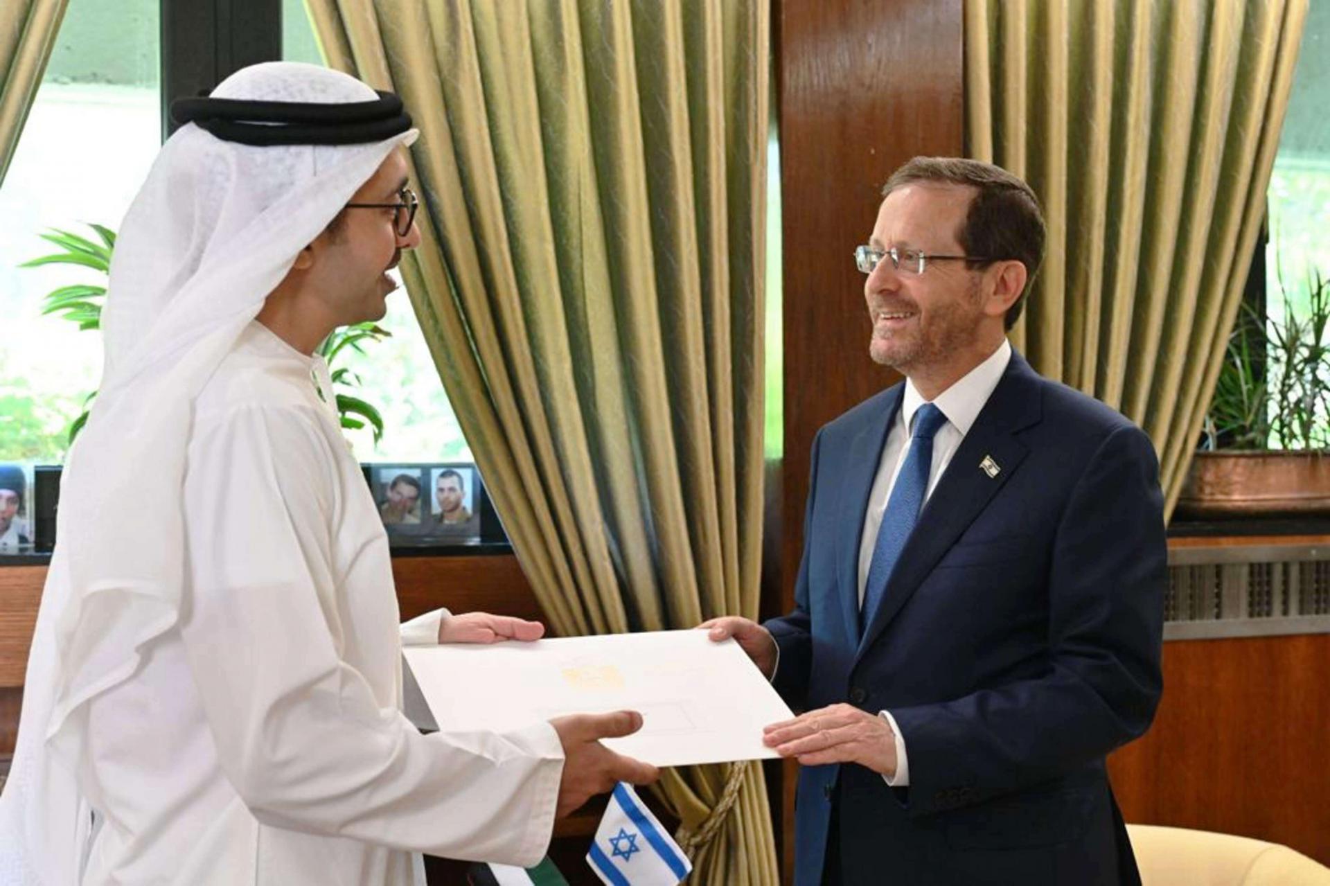 الشيخ عبدالله بن زايد ينقل رسالة للرئيس الإسرائيلي من نظيره الإماراتي الشيخ محمد بن زايد