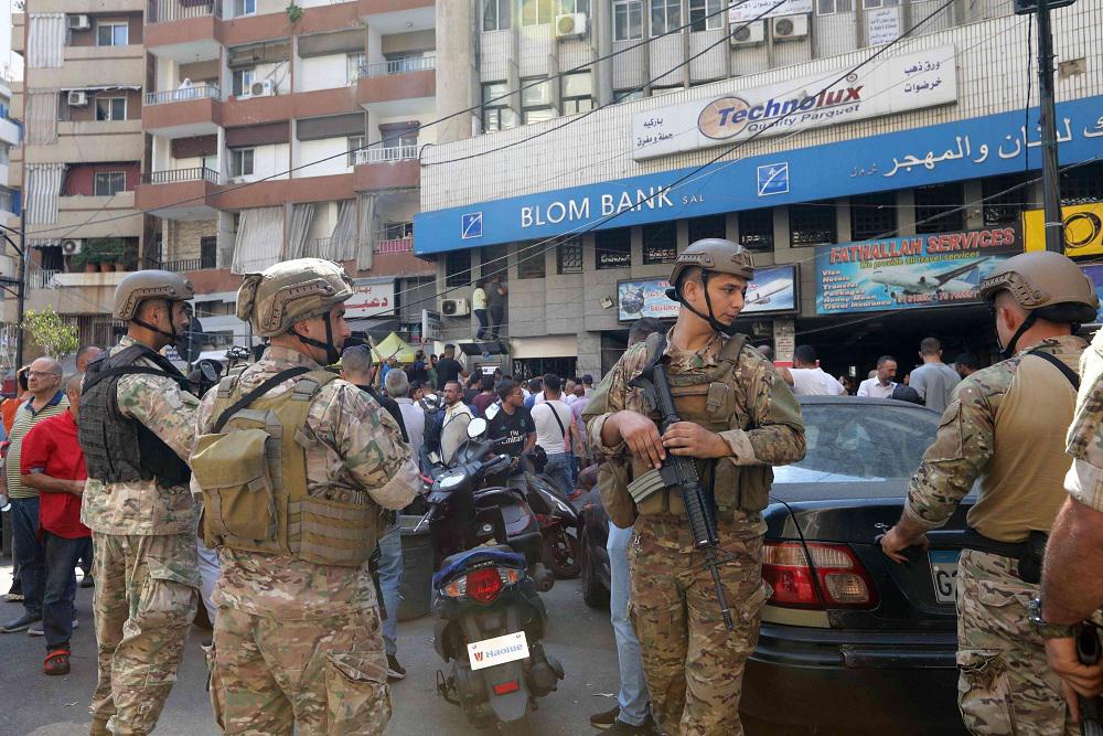 حالة الياس والاحباط تدفع مودعين لاقتحام البنوك بالقوة لسحب ودائعهم