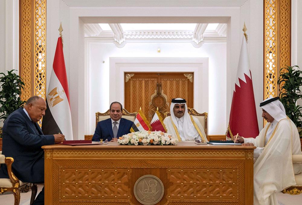 مصر وقطر توقعان مذكرات تفاهم اقتصادية وتتفقان على توسيع مجالات التعاون