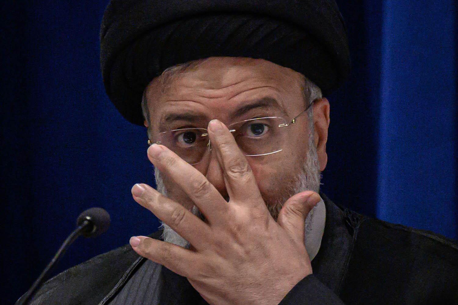 الرئيس الإيراني إبراهيم رئيسي في مؤتمر صحفي في طهران
