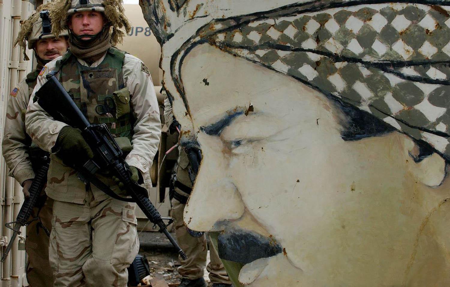 جنود أميركيون مع جدارية لصدام حسين في بغداد