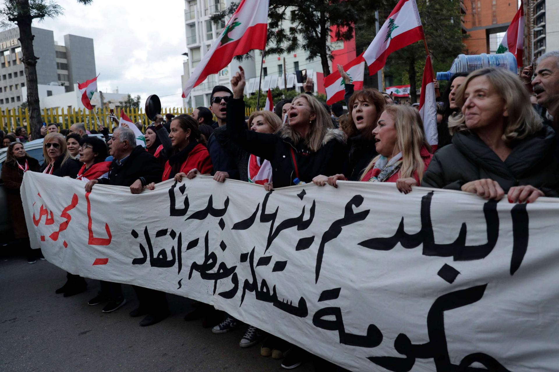 المودعون في لبنان شاركوا في احتجاجات امام البنوك