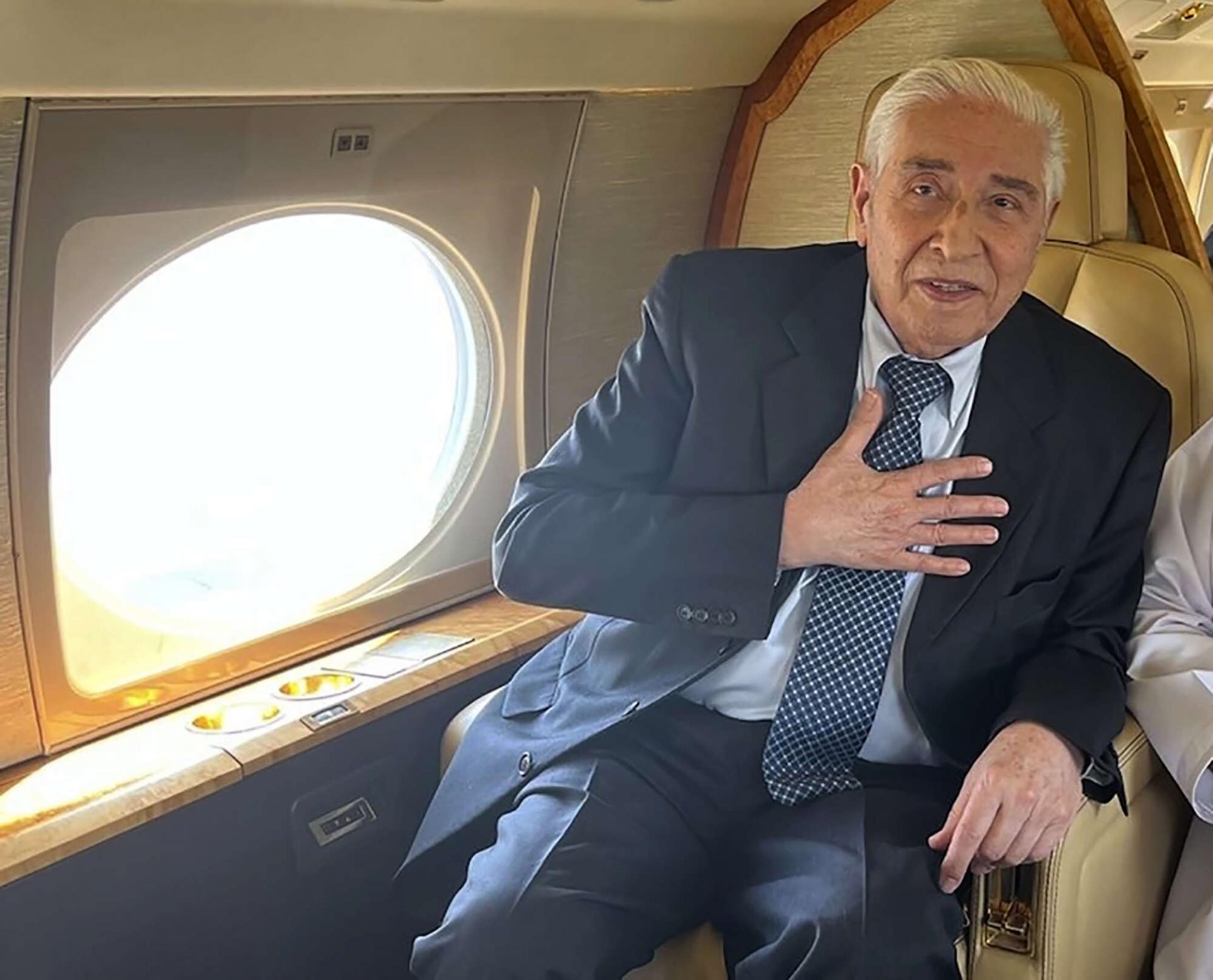 إيران تسمح بمُغادرة مواطن أميركي إلى مسقط
