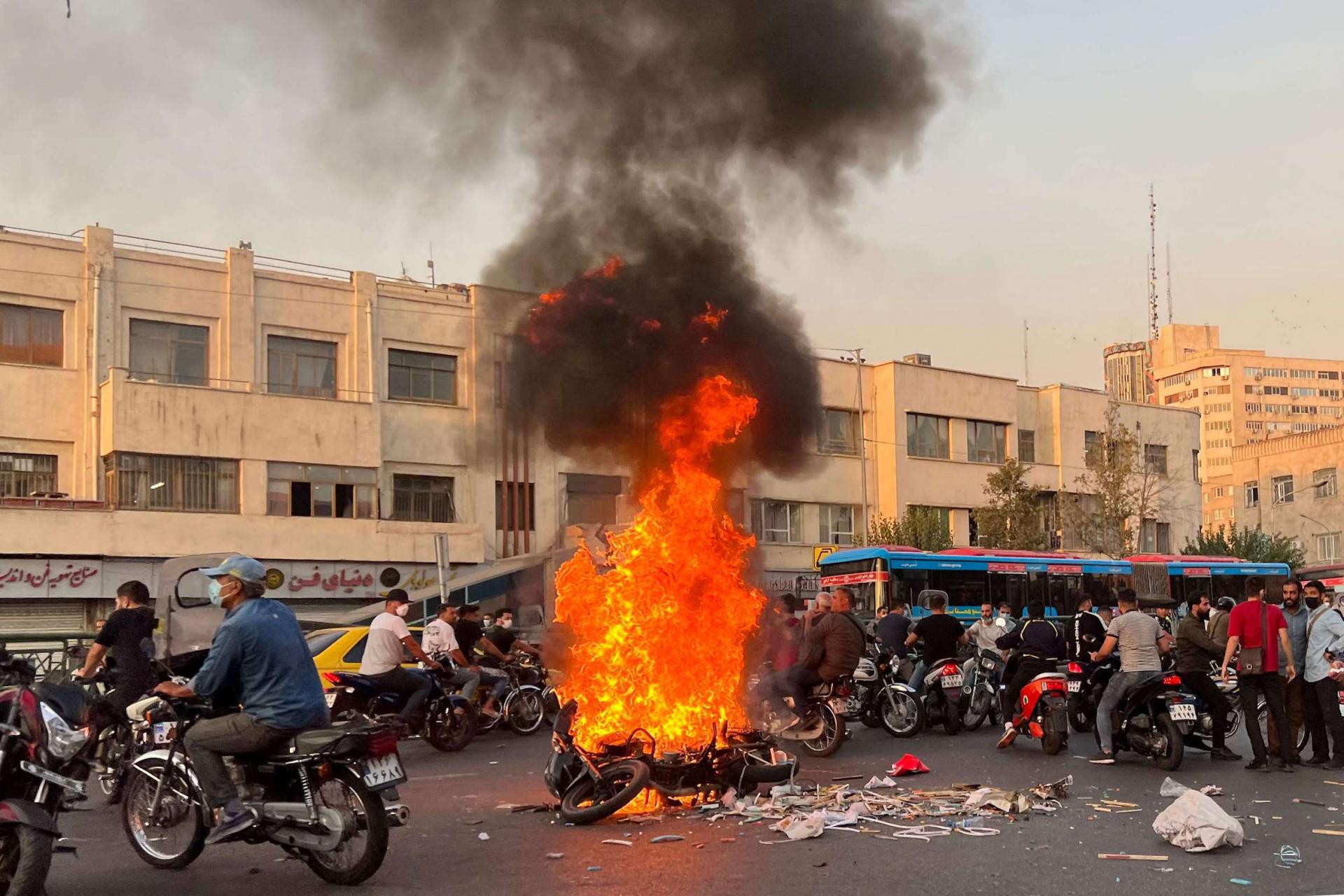 إغلاق عشرات العمال للطريق المؤدي إلى مصنع بوشهر للبتروكيماويات في عسلوية