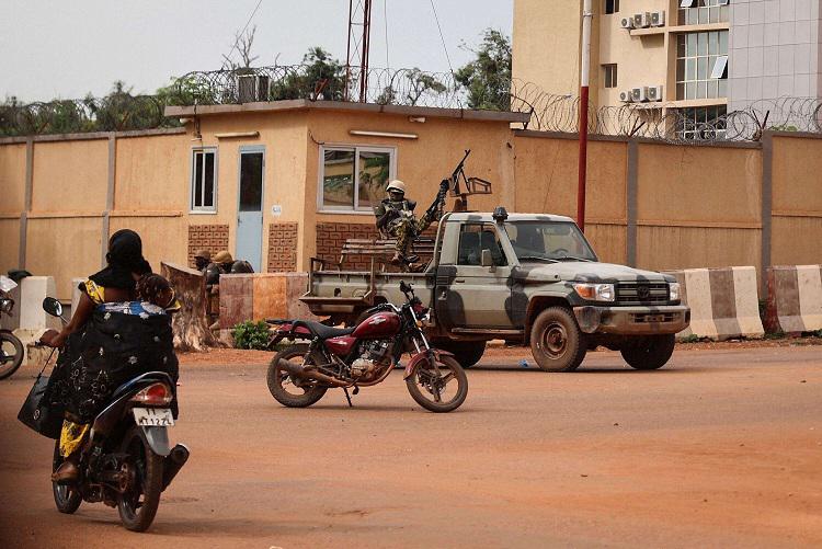التوتر والغموض يخيمان على واغادوغو وسط انقسام حاد في الجيش
