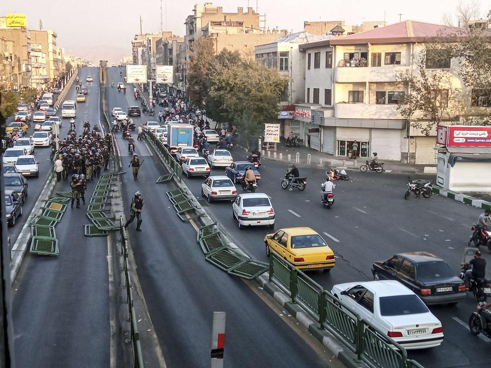 إيران تعتقل الأجانب لترسيخ فكرة المؤامرة في مواجهة احتجاجات لا تهدأ
