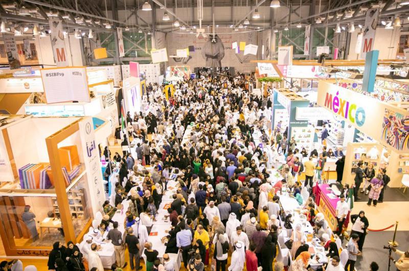 الشارقة للكتاب يجمع كوكبة من أدباء العرب