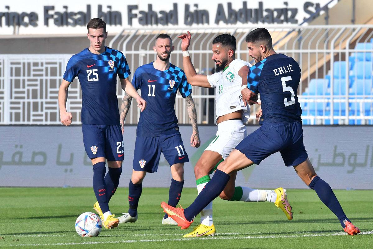 الشهري يتنافس على الكرة مع المدافع إرليك 