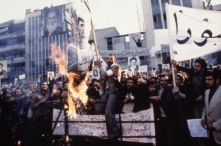 انضمام العمال لحركة الخميني ساعدت رجال الدين قبل 43 عاما في الوصول للسلطة وقلب نظام الحكم