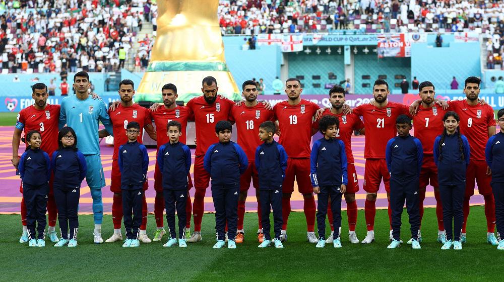 لاعبو المنتخب الايراني يلتزمون الصمت خلال النشيد الوطني 