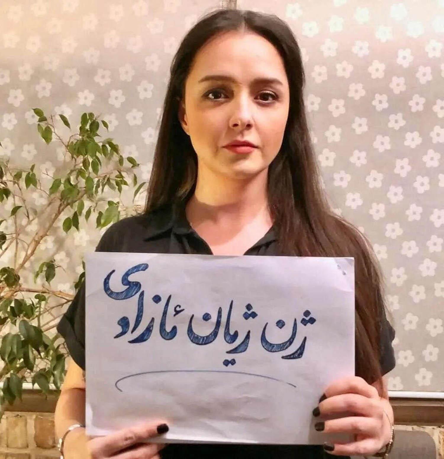 الناشطة الإيرانية تارانه علي دستي من دون حجاب