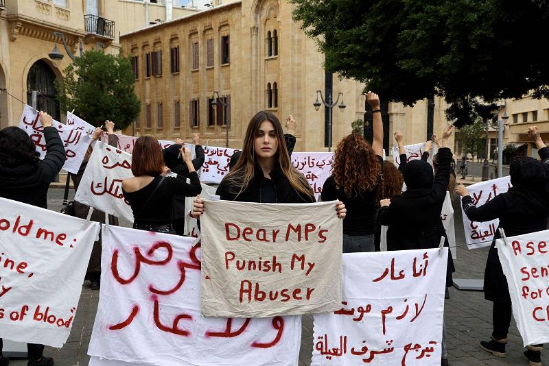 محتجات بينهن ناجيات من جرائم جنسية