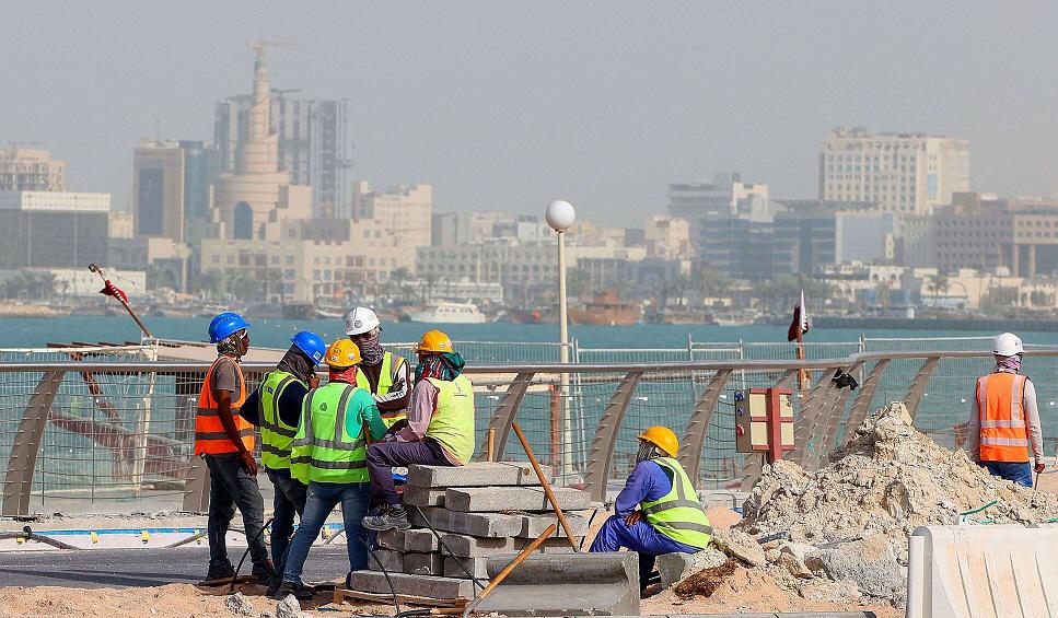 منظمة العمل الدولية تحث الدوحة على تسوية الحقوق المالية لآلاف العمال الأجانب