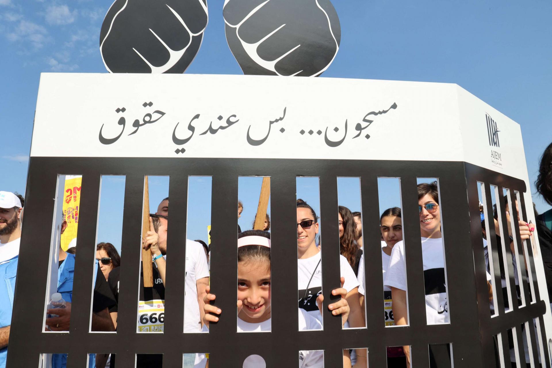 على وقع الأزمة الاقتصادية، تضاءلت قدرة العائلات على دعم أفرادها في السجون وحتى زيارتهم.