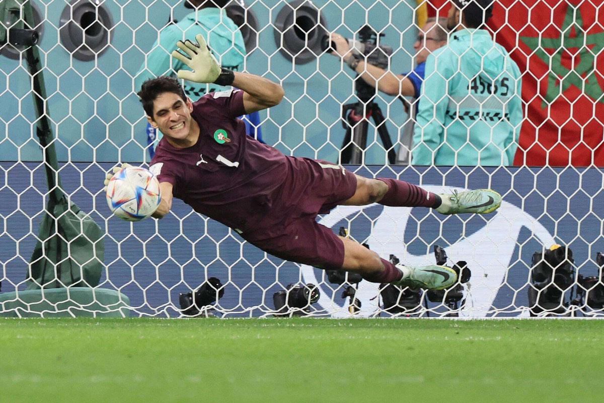 حارس عرين 'اسود الاطلس' خلال تصدي لركلة جزاء من لاعب الوسط الإسباني سيرجيو بوسكيتس