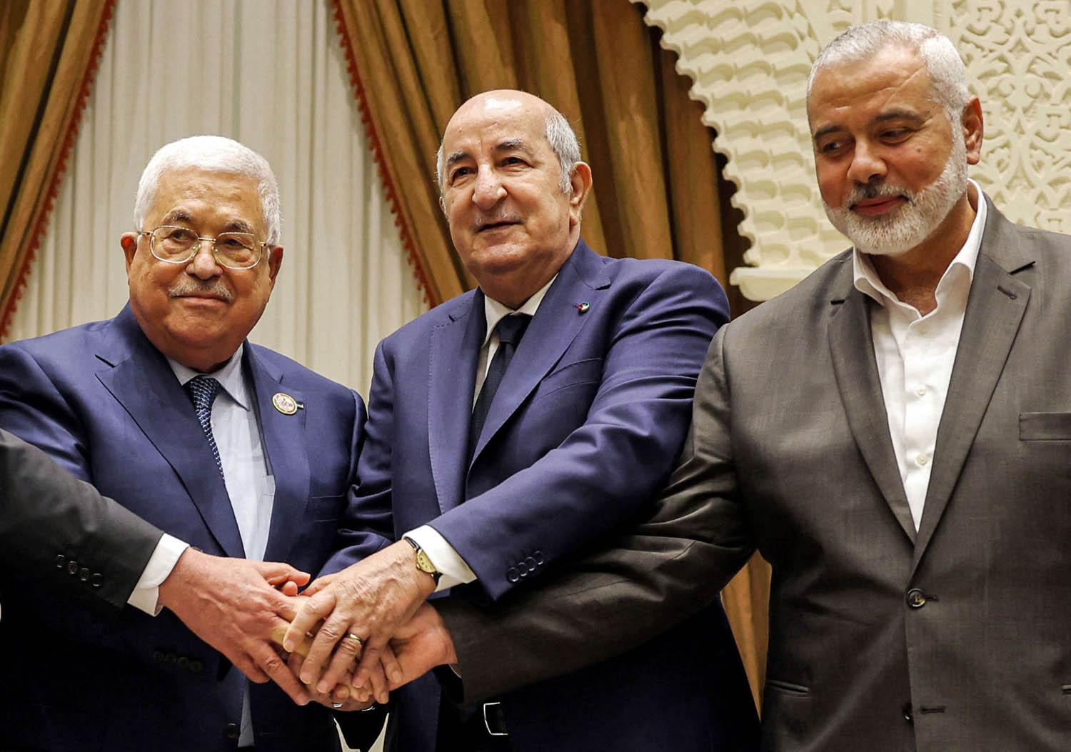 الرئيس الجزائري عبدالمجيد تبون يتوسط الرئيس الفلسطيني محمود عباس وزعيم حماس إسماعيل هنية (يوليو 2022)