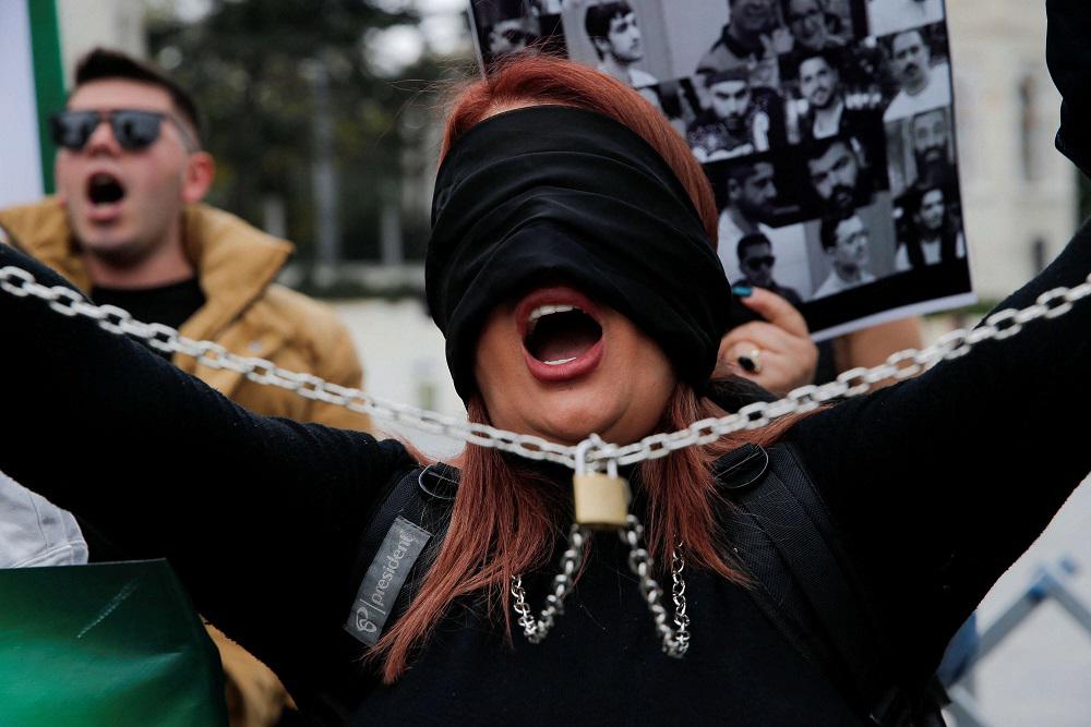 ايران تواجه المحتجين بالحديد والنار