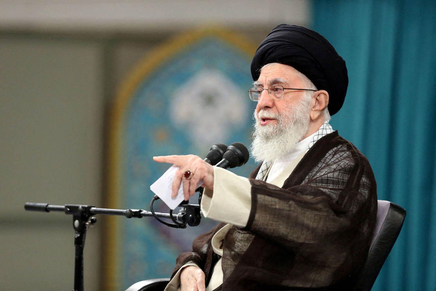 المرشد الأعلى علي خامنئي يتحدث مع مجموعة من الطلبة