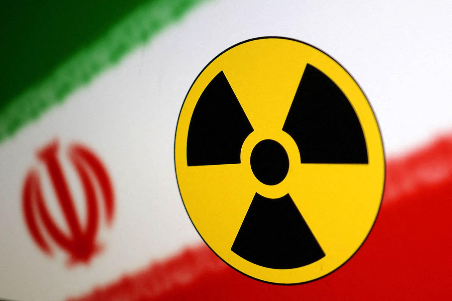 علم إيران ورمز الاشعاع النووي