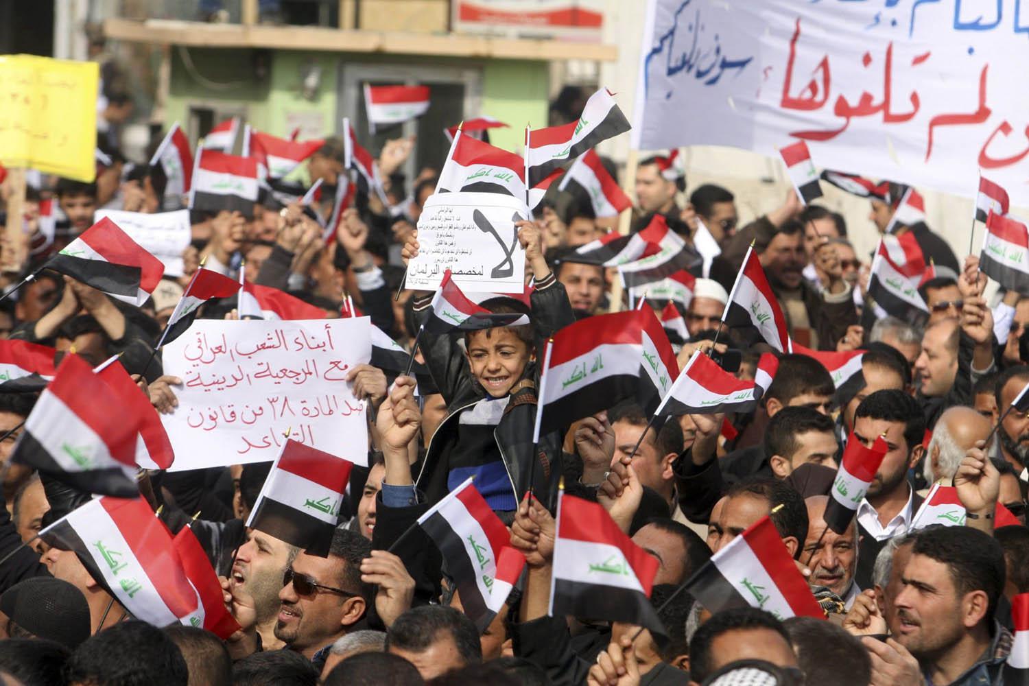 عراقيون يحتجون على قانون التقاعد