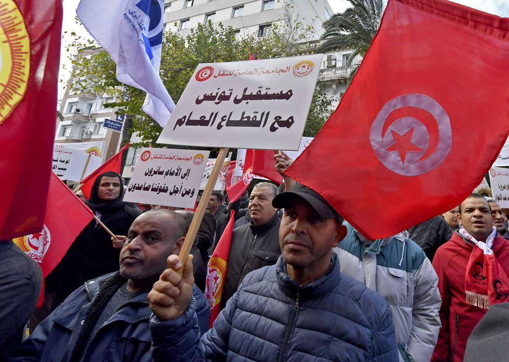 شعارات شعبوية تزيد التوتر بين الاتحاد والحكومة