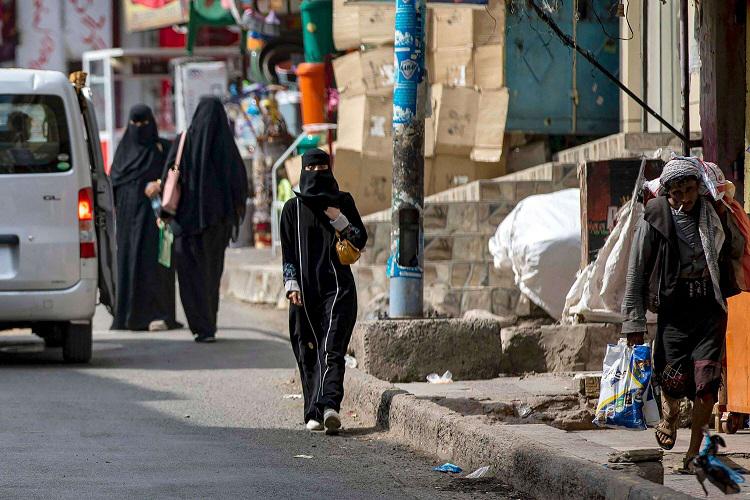 الحوثيون يفرضون قيودا اجتماعية مشددة على السناء في مناطق سيطرتهم تماما كما تفعل طالبان