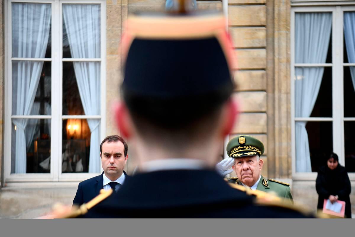 استعراض لحرس الشرف في وزارة الدفاع الفرنسية خلال استقبال الجنرال السعيد شنقريحة
