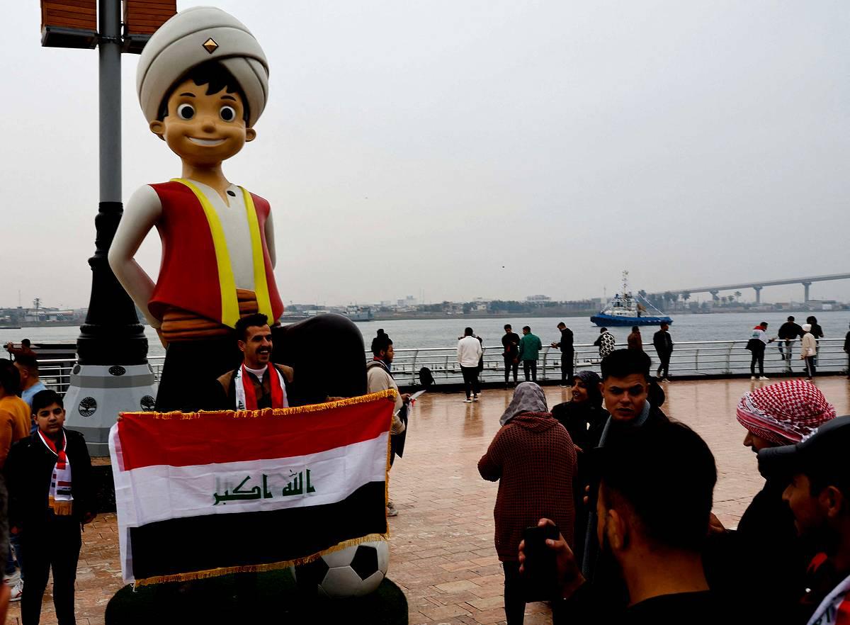 تميمة خليجي 25 على ساحل شط العرب في البصرة